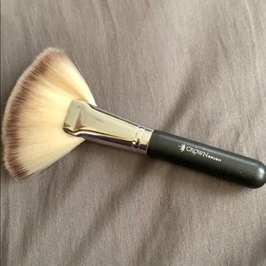 NWOT Crown Jumbo Kabuki Brush